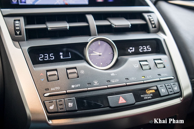 Gương chiếu hậu ngoài trên chiếc CUV hạng sang cỡ nhỏ này được sơn đồng màu thân xe kèm điểm nhấn là chi tiết mạ crom kết hợp dải đèn xi-nhan dạng LED. Hãng xe Lexus trang bị gương với tính năng chỉnh/gập điện, chức năng sấy, tự động điều chỉnh khi lùi. Ngoài ra, tay nắm cửa trên Lexus NX 300 2020 còn tích hợp chìa khoá thông minh với cảm biến. 