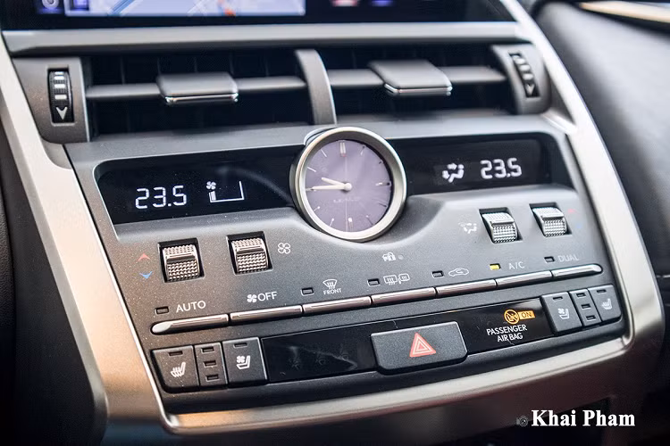 Gương chiếu hậu ngoài trên chiếc CUV hạng sang cỡ nhỏ này được sơn đồng màu thân xe kèm điểm nhấn là chi tiết mạ crom kết hợp dải đèn xi-nhan dạng LED. Hãng xe Lexus trang bị gương với tính năng chỉnh/gập điện, chức năng sấy, tự động điều chỉnh khi lùi. Ngoài ra, tay nắm cửa trên Lexus NX 300 2020 còn tích hợp chìa khoá thông minh với cảm biến. 