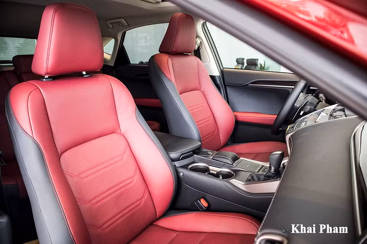 Lexus NX 300 dù là bản nâng cấp nhưng lưới tản nhiệt của xe vẫn sử dụng dạng nan sơn tối màu giống LX570, viền mạ crom bên cạnh tổng thể hình con suốt đặc trưng của thương hiệu Nhật Bản. Bước sang hông xe, bản kế nhiệm NX 200T trước đây sử dụng vòm bánh rộng với phần nhựa cứng màu đen mang đến sự cứng cáp cho xe, thường những chiếc xe SUV/CUV hay có thiết kế nay. Dưới vòm bánh cứng cáp kia là bộ mâm hợp kim 5 chấu kép 2 màu kích thước 18 inch kết hợp bộ lốp 225/60R18. 