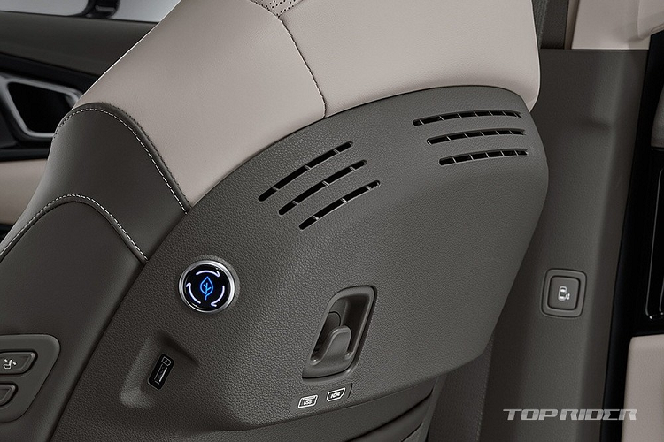 Những trang bị tiêu chuẩn khác của Kia Sedona Hi Limousine 2021 tại thị trường Hàn Quốc bao gồm hệ thống lọc không khí, có thể loại bỏ những hạt bụi siêu mịn và khí độc hại trong xe.