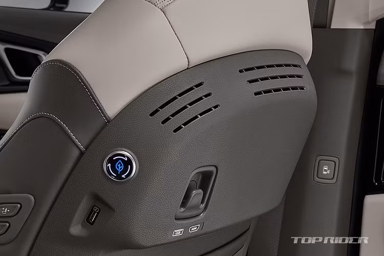 Những trang bị tiêu chuẩn khác của Kia Sedona Hi Limousine 2021 tại thị trường Hàn Quốc bao gồm hệ thống lọc không khí, có thể loại bỏ những hạt bụi siêu mịn và khí độc hại trong xe.