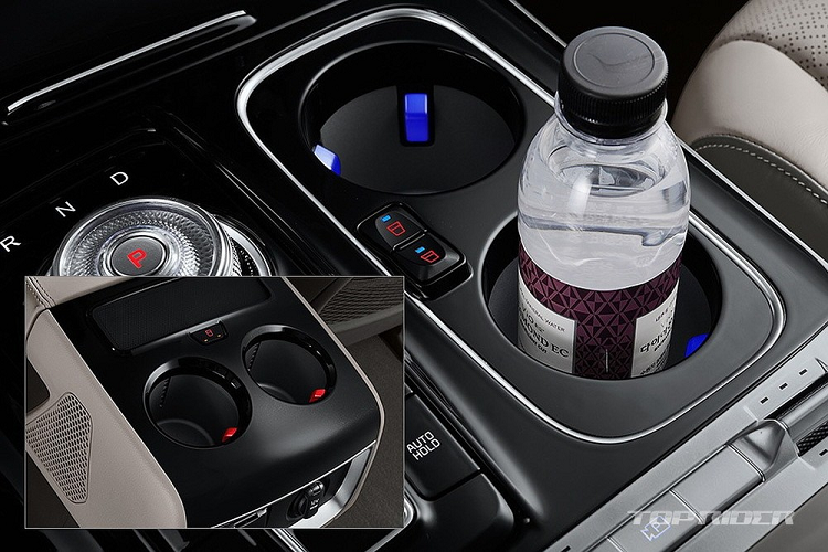 Tiếp đến là bảng đồng hồ kỹ thuật số với màn hình 12,3 inch, ngăn đựng cốc có thể hâm nóng/làm mát đồ uống, rèm che nắng, tính năng ra lệnh bằng giọng nói cho hành khách phía sau, sạc điện thoại thông minh không dây, hệ thống đèn LED thay đổi màu theo tâm trạng và đèn LED đọc sách cho 2 hàng ghế sau. Kia Sedona Hi Limousine 2021 có hệ thống lọc không khí trong xe