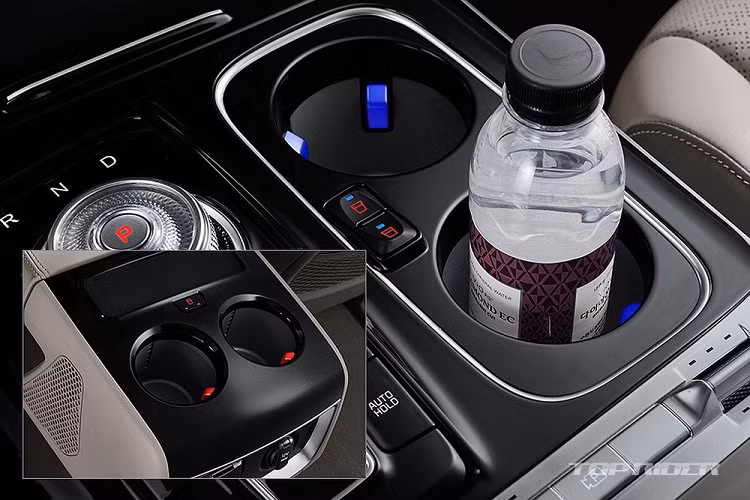 Tiếp đến là bảng đồng hồ kỹ thuật số với màn hình 12,3 inch, ngăn đựng cốc có thể hâm nóng/làm mát đồ uống, rèm che nắng, tính năng ra lệnh bằng giọng nói cho hành khách phía sau, sạc điện thoại thông minh không dây, hệ thống đèn LED thay đổi màu theo tâm trạng và đèn LED đọc sách cho 2 hàng ghế sau. Kia Sedona Hi Limousine 2021 có hệ thống lọc không khí trong xe