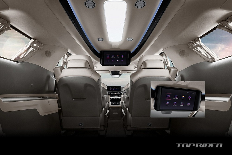 Để xứng với cái tên "Limousine", mẫu xe này mang đến không gian như phòng khách cho người dùng. Ở phiên bản 7 chỗ, Kia Sedona Hi Limousine 2021 sẽ được trang bị 2 ghế thương gia với bệ đỡ bắp chân ở giữa xe và màn hình thông minh 21,5 inch. Màn hình này được trang bị bộ thu tín hiệu HD-DMB TV trên mặt đất, cổng HDMI và USB. Ngoài ra, màn hình còn có thể kết nối với điện thoại thông minh của hành khách và có tính năng chia sẻ.