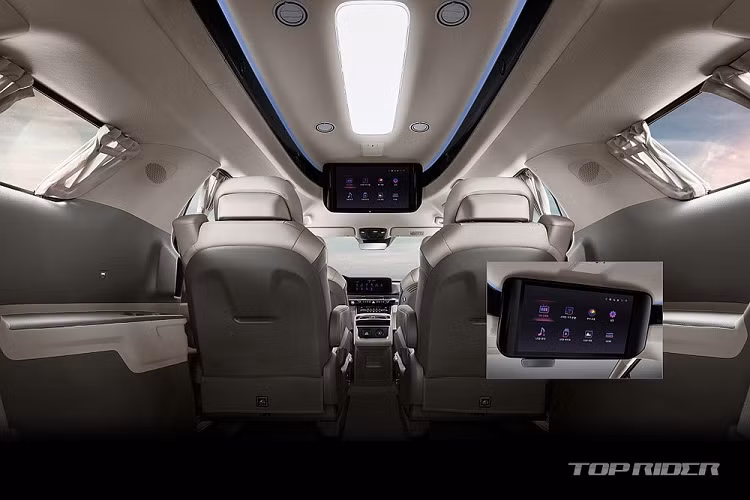 Để xứng với cái tên "Limousine", mẫu xe này mang đến không gian như phòng khách cho người dùng. Ở phiên bản 7 chỗ, Kia Sedona Hi Limousine 2021 sẽ được trang bị 2 ghế thương gia với bệ đỡ bắp chân ở giữa xe và màn hình thông minh 21,5 inch. Màn hình này được trang bị bộ thu tín hiệu HD-DMB TV trên mặt đất, cổng HDMI và USB. Ngoài ra, màn hình còn có thể kết nối với điện thoại thông minh của hành khách và có tính năng chia sẻ.