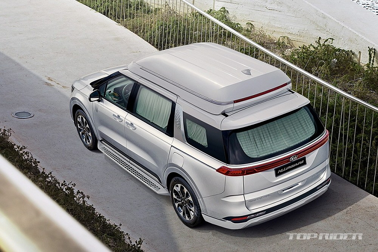 Mục đích của phần nóc cao hơn trên Kia Sedona Hi Limousine 2021 mới là nhằm tăng khoảng không gian trên đầu của hành khách ngồi bên trong xe. Theo đó, Kia Sedona Hi Limousine 2021 mang đến khoảng không gian trên đầu hành khách ngồi ở hàng ghế giữa và phía sau tăng 291 mm so với bản thường. Sự thay đổi này hứa hẹn sẽ mang đến cảm giác thoải mái và thoáng hơn cho người ngồi bên trong xe.