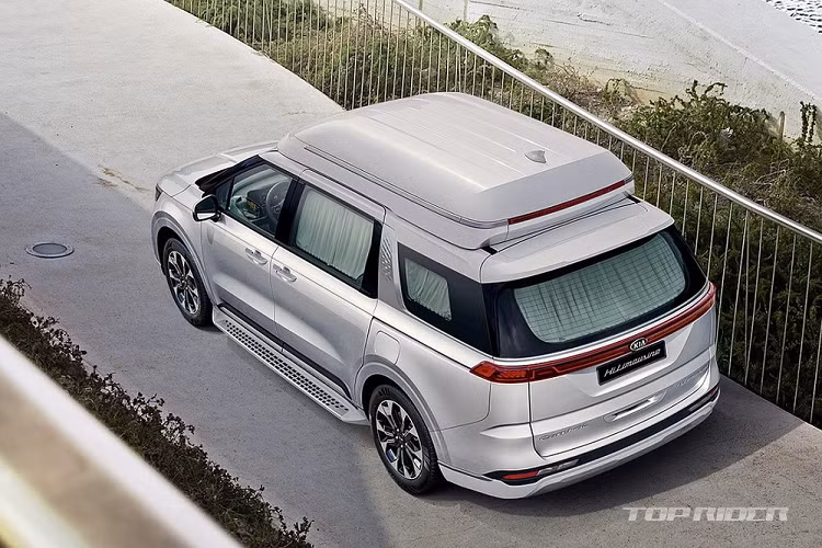 Mục đích của phần nóc cao hơn trên Kia Sedona Hi Limousine 2021 mới là nhằm tăng khoảng không gian trên đầu của hành khách ngồi bên trong xe. Theo đó, Kia Sedona Hi Limousine 2021 mang đến khoảng không gian trên đầu hành khách ngồi ở hàng ghế giữa và phía sau tăng 291 mm so với bản thường. Sự thay đổi này hứa hẹn sẽ mang đến cảm giác thoải mái và thoáng hơn cho người ngồi bên trong xe.