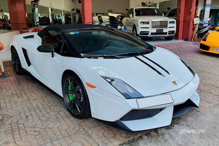 Từ đó, siêu xe nước Ý có thể dễ dàng tăng tốc từ 0 - 100km/h trong 3,9 giây trước khi chạm ngưỡng tối đa 325 km/h. Mức giá xe Lamborghini Gallardo Spyder Performante không được công bố, trên thị trường xe cũ Gallardo hiện được chào bán khoảng vài tỷ đồng.