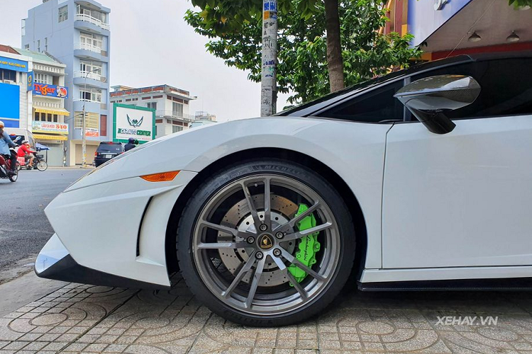 "Trái tim" của siêu phẩm Lamborghini Gallardo LP570-4 Spyder Performante duy nhất tại Việt Nam là khối động cơ V10 5.2L, sản sinh công suất tối đa 570 mã lực và 540 Nm mô-men xoắn cực đại.
