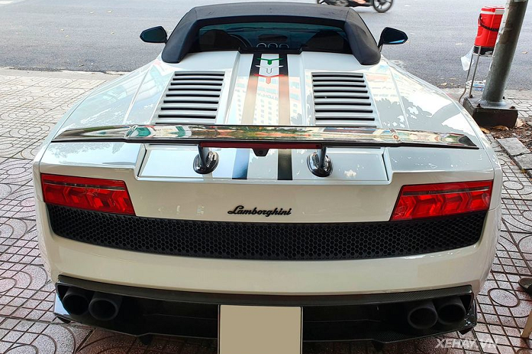 So với chiếc Lamborghini Gallardo LP570-4 Superleggera, sự khác biệt của phiên bản Spyder Performante chính tới từ bộ mui trần bằng vải được đóng mở tự động.