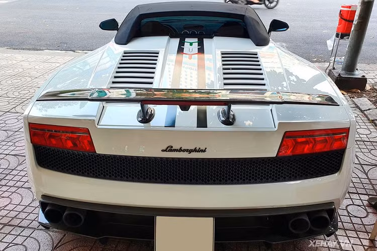 So với chiếc Lamborghini Gallardo LP570-4 Superleggera, sự khác biệt của phiên bản Spyder Performante chính tới từ bộ mui trần bằng vải được đóng mở tự động.