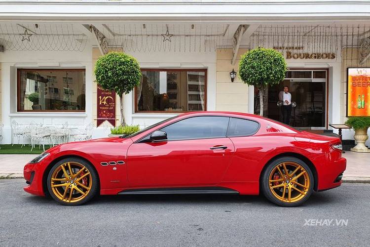 Chiếc Maserati GranTurismo Sport độc đáo này được nhập khẩu theo diện chính hãng. Giá xe Maserati GranTurismo chính hãng tại Việt Nam ban đầu khoảng 12 tỷ đồng.