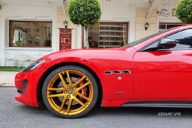 Bên cạnh đó, chiếc xe còn được trang bị đáng kể ốp vật liệu carbon như vỏ gương chiếu hậu, cánh gió nhỏ phía sau, ốp sườn, các tay nắm cửa...mang lại cho GranTurismo Sport một diện mạo độc đáo hơn, thể thao.