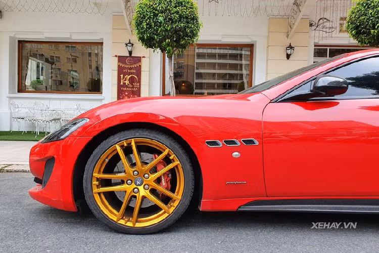 Bên cạnh đó, chiếc xe còn được trang bị đáng kể ốp vật liệu carbon như vỏ gương chiếu hậu, cánh gió nhỏ phía sau, ốp sườn, các tay nắm cửa...mang lại cho GranTurismo Sport một diện mạo độc đáo hơn, thể thao.