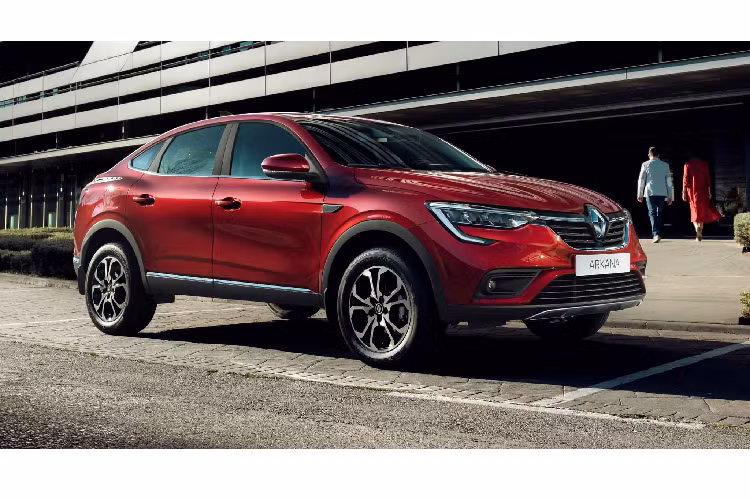 Nội thất Arkana sử dụng màn hình 8 inch tích hợp hệ thống đa phương tiện Renault Easy Link và hỗ trợ kết nối Android Auto, Apple CarPlay và Yandex Auto đi cùng với hệ thống âm thanh từ Bose. Các tính năng khác bao gồm vô lăng/ghế trước có sưởi và lựa chọn 08 màu đèn trang trí nội thất,…