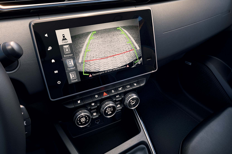 Renault Arkana không chỉ sở hữu kiểu dáng ưa nhìn mà còn có khả năng đi đường xấu tốt với hệ dẫn động bốn bánh, khoảng sáng gầm xe 208 mm đi cùng với góc tiếp cận và góc thoát lần lượt là: 18 và 25 độ. Công nghệ Multi-Sense cung cấp ba chế độ lái: Eco, Sport và My Sense (cá nhân hoá).