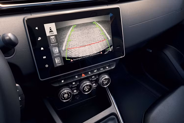 Renault Arkana không chỉ sở hữu kiểu dáng ưa nhìn mà còn có khả năng đi đường xấu tốt với hệ dẫn động bốn bánh, khoảng sáng gầm xe 208 mm đi cùng với góc tiếp cận và góc thoát lần lượt là: 18 và 25 độ. Công nghệ Multi-Sense cung cấp ba chế độ lái: Eco, Sport và My Sense (cá nhân hoá).