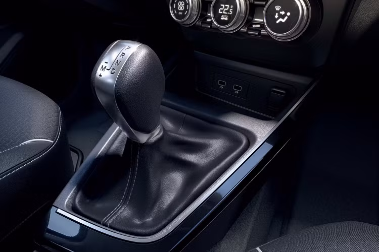 Renault Arkana 2020 được định vị ở phân khúc C, Arkana sở hữu kích thước (DxRxC) lần lượt: 4.543 x 2.047 x 1.576 mm. Renault Arkana 2020 sử dụng động cơ 4cyl thẳng hàng dung tích 1.4L tăng áp (TCe 150) chia sẻ chung với “người anh em” Renault Captur S-Edition tại châu Âu.