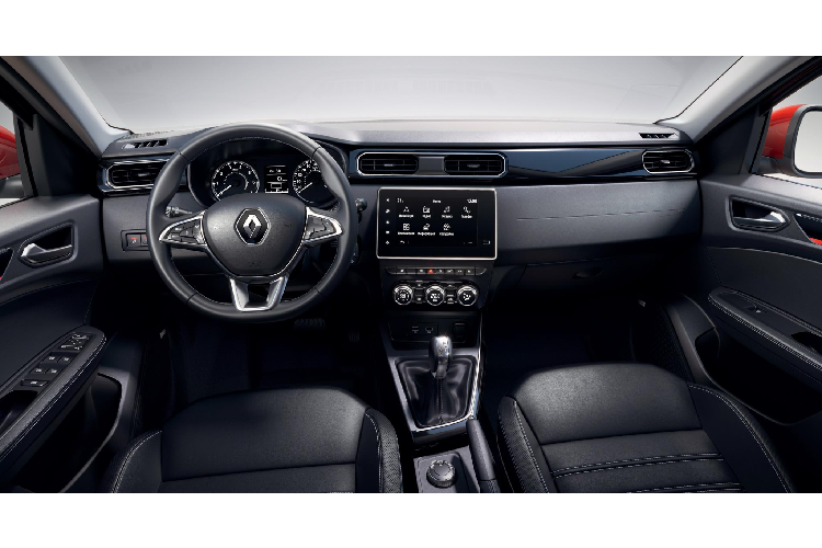 Là một mẫu SUV mang phong cách Coupe thể thao, Renault Arkana sở hữu kiểu dáng thiết kế mang nhiều đường nét hấp dẫn đầy gợi cảm với phần mui đổ dốc dần dần về phía sau. Phần đầu xe được trang bị cụm đèn pha full-LED tạo hình chữ “C” nối liền với cụm lưới tản nhiệt bằng một thanh mạ crôm tinh tế. Từ phía sau, cụm đèn hậu LED sắc sảo cũng được nối liền với nhau tạo nên tổng thể liền mạch.