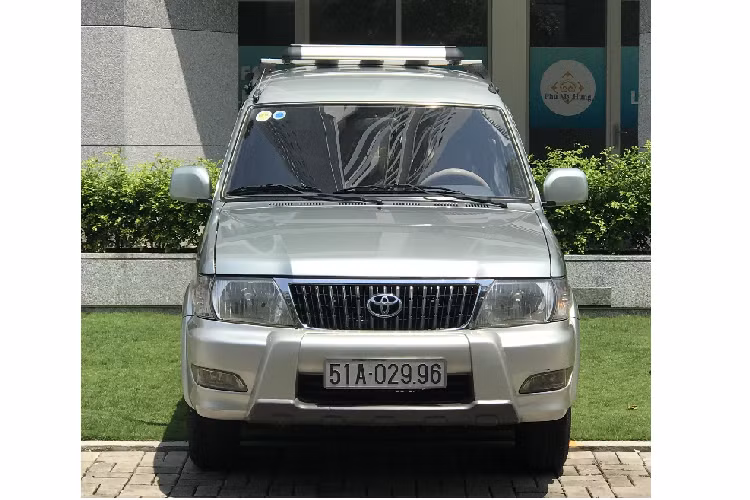 Toyota Zace tại Việt Nam ra mắt vào 05/2005, sau Zace phiên bản Limited. Zace Surf cũng đánh dấu là phiên bản cuối cùng của dòng xe 7 chỗ Zace trước khi nó ngừng sản xuất tại Việt Nam vào cuối năm 2005 và sau đó được thay thế bởi đàn em Toyota Innova, một huyền thoại khác của dòng xe 7 chỗ tại Việt Nam.