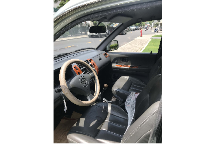 Zace Surf có 02 lựa chọn màu sơn gồm vàng/bạc và xanh nhạt/bạc, đi cùng với “dàn chân” trang bị mâm 15 inch kiểu dáng mới.