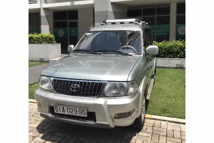 Nói vui rằng, “đồ cổ” Toyota Zace cũ này thậm chí còn có giá hơn một chiếc xe sang BMW 325i (E46) đời 2005 mà hiện nay người dùng có thể dễ dàng tìm mua với giá dưới 300 triệu đồng.