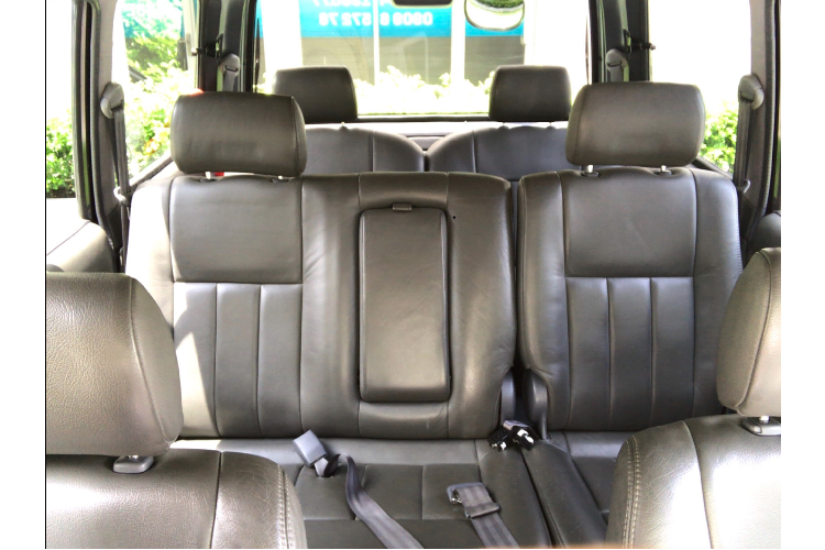 Xe được trang bị gương chiếu hậu điều chỉnh điện, nội thất ghế nỉ, chiếc Zace phiên bản Surf trong bài viết đã được chủ xe bọc lại ghế Da