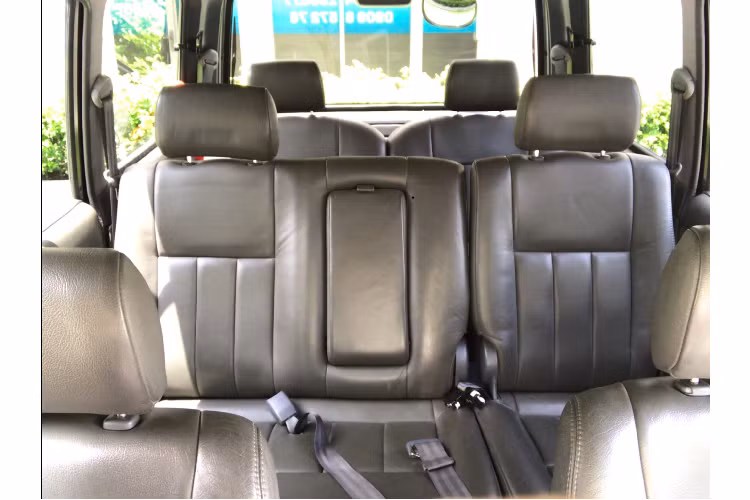 Xe được trang bị gương chiếu hậu điều chỉnh điện, nội thất ghế nỉ, chiếc Zace phiên bản Surf trong bài viết đã được chủ xe bọc lại ghế Da