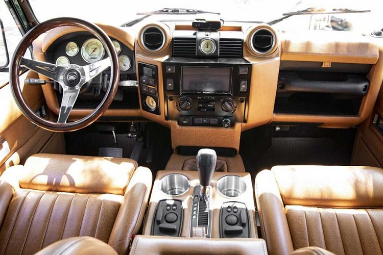 Dưới nắp capo của chiếc SUV là khối động cơ LS3, mang cấu hình V8 6.2 lít từ chiếc Chevrolet Corvette, sản sinh sức mạnh tối đa 565 mã lực. Giờ đây, bạn sẽ có một chiếc SUV ồn ào với trang bị động cơ này.