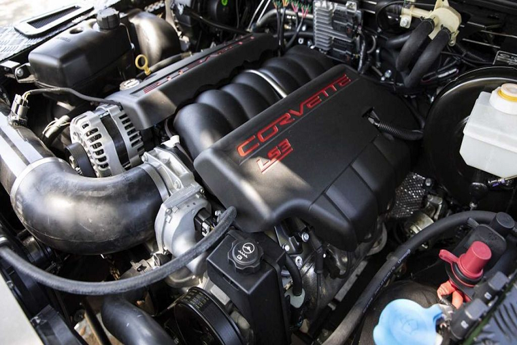 Với tên gọi Project Rowdy, chiếc Land Rover Defender độ này khoác lên mình lớp áo Xanh lá British Racing Green – tùy chọn màu từng xuất hiện trên mẫu Bentley Bentayga tại Việt Nam hồi đầu Tháng 4/2020.