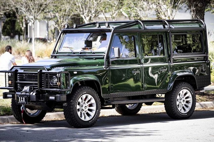 Từ khi ra đời vào giai đoạn những năm 1980, mẫu xe SUV Land Rover Defender đã luôn trở thành biểu tượng off-road vĩ đại với thiết kế cổ điển nhưng không kém phần cuốn hút. Và chiếc Defender 110 trong bài viết này, mẫu xe từng xuất hiện từ thế kỉ trước, là một trong số đó.