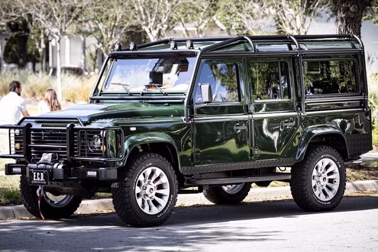 Từ khi ra đời vào giai đoạn những năm 1980, mẫu xe SUV Land Rover Defender đã luôn trở thành biểu tượng off-road vĩ đại với thiết kế cổ điển nhưng không kém phần cuốn hút. Và chiếc Defender 110 trong bài viết này, mẫu xe từng xuất hiện từ thế kỉ trước, là một trong số đó.