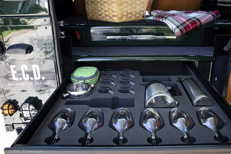 Bên cạnh khối máy V8, E.C.D Auto Design còn trang bị cho Defender thêm hệ thống treo khí nén độc quyền và bộ mâm đa chấu sơn bạc 18-inch, bọc trong lốp BF Goodrich mọi địa hình.