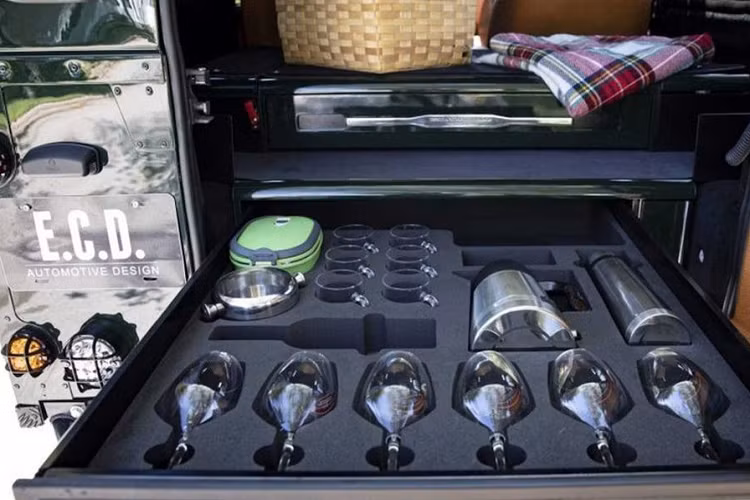 Bên cạnh khối máy V8, E.C.D Auto Design còn trang bị cho Defender thêm hệ thống treo khí nén độc quyền và bộ mâm đa chấu sơn bạc 18-inch, bọc trong lốp BF Goodrich mọi địa hình.