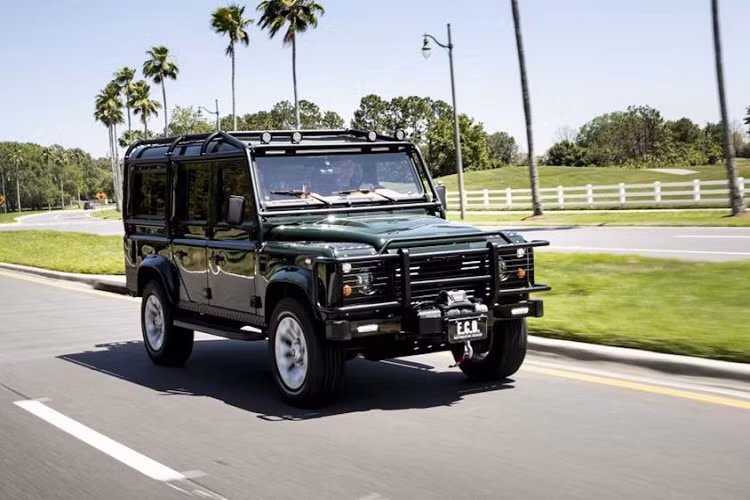 Bước vào bên trong, khoang nội thất của Land Rover Defender Rowdy xuất hiện với bộ ghế da Recaro màu be được khâu tỉ mỉ và cụm vô lăng gỗ Evander sang trọng.