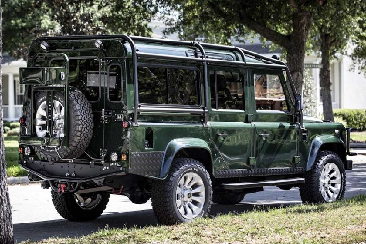 Đặc biệt, khoang hành lý của xe giờ đây đã trở thành một quầy rượu mini với đầy đủ ly và đồ nghề pha chế.