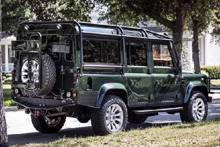 Đặc biệt, khoang hành lý của xe giờ đây đã trở thành một quầy rượu mini với đầy đủ ly và đồ nghề pha chế.