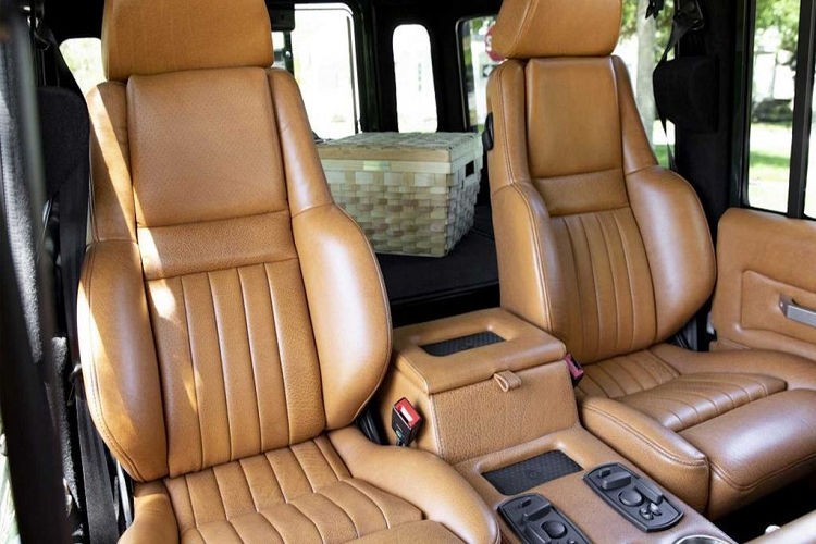 Được sửa đổi lại bởi đơn vị thiết kế xe hơi E.C.D – một nhà độ Mỹ, chuyên gia về những chiếc Land Rover và đặc biệt là Defender, phiên bản này của 110 hiện sở hữu khối động cơ mạnh mẽ của người Mỹ, hòa quyện cùng phong cách thiết kế nội thất tinh tế đến từ nước Pháp.