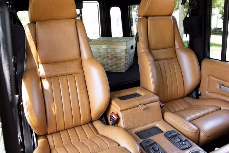 Được sửa đổi lại bởi đơn vị thiết kế xe hơi E.C.D – một nhà độ Mỹ, chuyên gia về những chiếc Land Rover và đặc biệt là Defender, phiên bản này của 110 hiện sở hữu khối động cơ mạnh mẽ của người Mỹ, hòa quyện cùng phong cách thiết kế nội thất tinh tế đến từ nước Pháp.