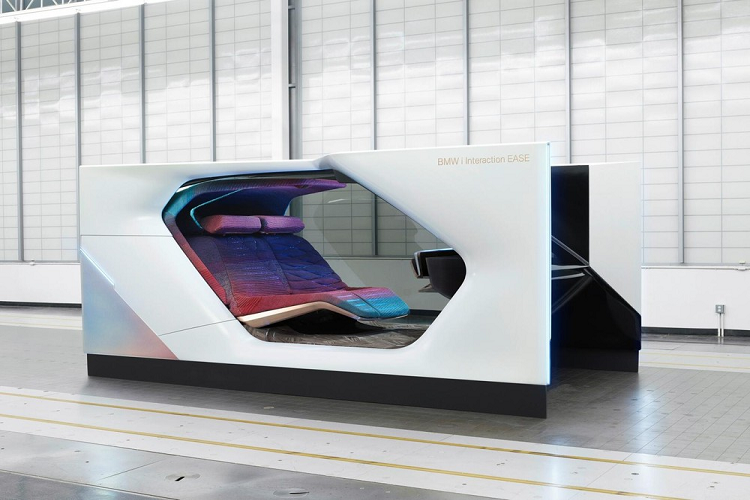 Hãng xe Đức đã mang tới cho công chúng một cái nhìn thoáng qua về tương lai xe tự lái bằng cách hé lộ BMW i Interaction EASE mới tại sự kiện CES 2020. Được hợp tác phát triển với Designworks, mẫu concept có một ngoại thất mang tính “trừu tượng” bởi công ty Đức muốn mọi người tập trung vào khoang nội thất. Cụ thể, nội thất của nó được thiết kế để “mang tới cho hành khách cảm giác như đã tới nơi trong khi vẫn trên đường.”