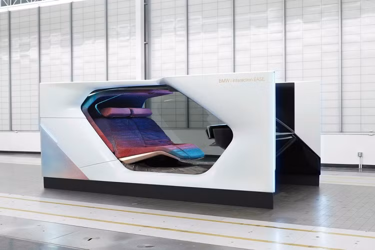 Hãng xe Đức đã mang tới cho công chúng một cái nhìn thoáng qua về tương lai xe tự lái bằng cách hé lộ BMW i Interaction EASE mới tại sự kiện CES 2020. Được hợp tác phát triển với Designworks, mẫu concept có một ngoại thất mang tính “trừu tượng” bởi công ty Đức muốn mọi người tập trung vào khoang nội thất. Cụ thể, nội thất của nó được thiết kế để “mang tới cho hành khách cảm giác như đã tới nơi trong khi vẫn trên đường.”