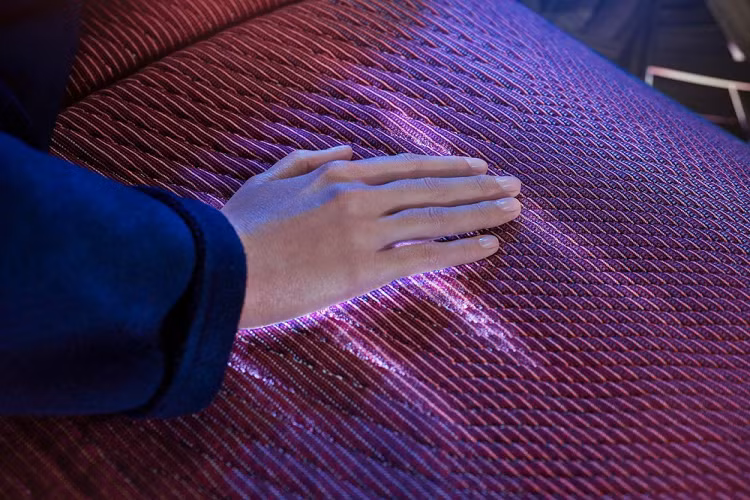 Trong khi các công nghệ trên đều nghe rất xa vời, BMW khẳng định rằng một số tính năng từ i Interaction EASE sẽ có mặt trong iNEXT. Nhà sản xuất xe Đức đã không đi vào chi tiết, nhưng có tiết lộ rằng iNEXT sẽ có trang bị kết nối 5G khi ra mắt trong năm 2021. Hãng xe sang BMW đang hết sức tự hào về việc này bởi họ tin rằng mẫu xe mới sẽ là phương tiện hạng sang đầu tiên có 5G.