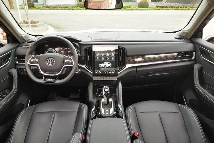 Được phát triển dựa trên nền tảng khung gầm của BMW X3 thế hệ cũ, Brilliance V7 có kích thước (DxRxC) lần lượt: 4.702 x 1.932 x 1.753mm đi cùng với chiều dài cơ sở 2.770mm. Làm so sánh, kích thước của Brilliance V7 nhỉnh hơn một chút so với mẫu CUV 5+2 chỗ ăn khách như Honda CR-V có kích thước (DxRxC) lần lượt: 4.584 x 1.855 x 1.679 và chiều dài cơ sở 2.660mm.