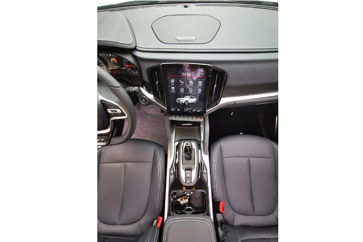 Cụm đồng hồ hỗ trợ lái 7 inch, màn hình điều khiển trung tâm LCD 10.4 inch đặt dọc được tích hợp camera 360 độ, sử dụng kết hợp với dàn âm thanh 8 loa, cửa sổ trời toàn cảnh,...