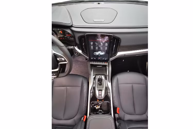 Cụm đồng hồ hỗ trợ lái 7 inch, màn hình điều khiển trung tâm LCD 10.4 inch đặt dọc được tích hợp camera 360 độ, sử dụng kết hợp với dàn âm thanh 8 loa, cửa sổ trời toàn cảnh,...