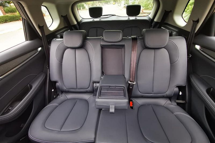 Tương tự VinFast, Brilliance V7 sử dụng động cơ mua công nghệ từ hãng BMW, điển hình là động cơ 4cyl 1.6L tăng áp (Twin-Scroll) cho công suất tối đa 201 mã lực và mô-men xoắn cực đại 280Nm. Sức mạnh được truyền xuống cầu trước (FWD), thông qua hộp số tự động 7 cấp (7DCT) của GETRAG.