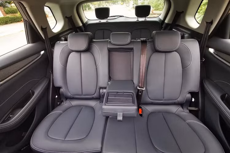 Tương tự VinFast, Brilliance V7 sử dụng động cơ mua công nghệ từ hãng BMW, điển hình là động cơ 4cyl 1.6L tăng áp (Twin-Scroll) cho công suất tối đa 201 mã lực và mô-men xoắn cực đại 280Nm. Sức mạnh được truyền xuống cầu trước (FWD), thông qua hộp số tự động 7 cấp (7DCT) của GETRAG.