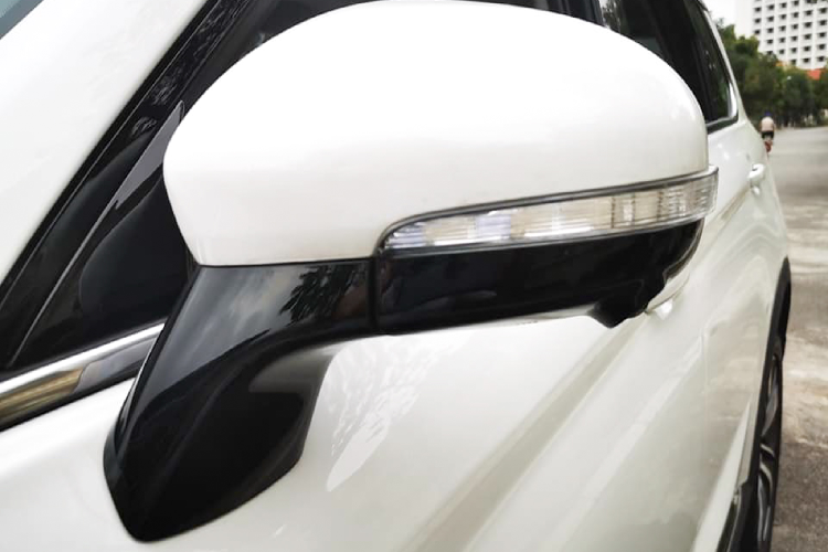 Nội thất Brilliance V7 được trang bị khá nhiều “đồ chơi” khá hấp dẫn cho cho một chiếc xe có giá dưới 750 triệu đồng. Brilliance V7 được trang bị khá đầy đủ các tiện nghi như ghế bọc da, ghế lái chỉnh điện 6 hướng được tích hợp chức năng điều chỉnh điện và bơm hơi tựa lưng.