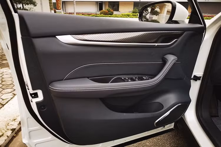 Mẫu xe CUV Brilliance V7 sử dụng đèn pha công nghệ LED ma trận tích hợp LED ban ngày, cùm đèn hậu full-LED đi kèm với “dàn chân” lắp bộ mâm kích thước 19 inch đi cùng với thông số lốp (235/55R19). Thoạt nhìn, tổng thể thiết kế của Brilliance V7 khiến người xem gợi nhớ đến mẫu SUV cỡ trung VinFast Lux SA2.0.