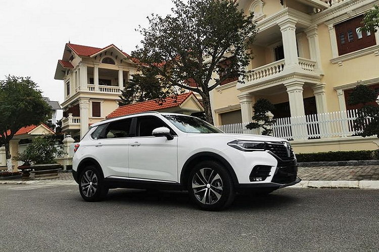 Chưa dừng lại đó, Brilliance V7 còn được trang bị đèn LED trang trí nội thất Ambilight sang chảnh, hay một số trang bị an toàn cao cấp như hệ thống Cảnh báo va chạm phía trước (FCW) và hỗ trợ phanh khẩn cấp chủ động (EBD), đây vốn là những “đồ chơi” chỉ có trên xe sang, thật khó để tìm thấy trên một mẫu xe có giá dưới 750 triệu đồng từ các thương hiệu Nhật, Hàn và Mỹ.